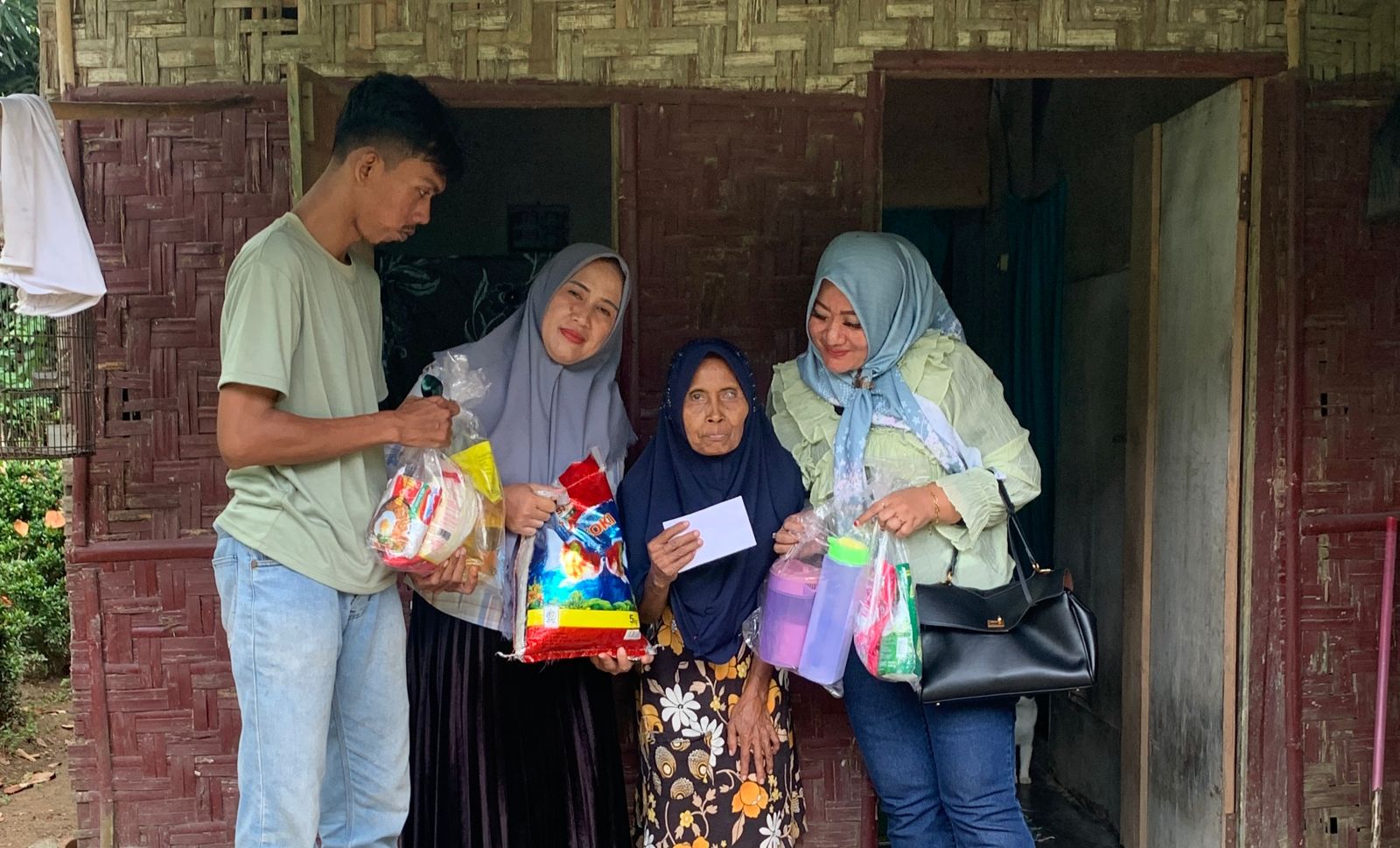 Berkah Berbagi Lampung Bantu Ibu Romini di Jati Agung Lampung Selatan
