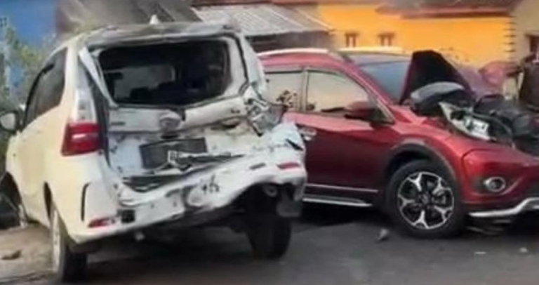 Kecelakaan Beruntun Delapan Kendaraan Terjadi di Negeri Sakti