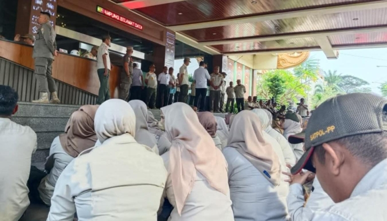 Satpol PP Lampung Demo Tuntut Pencopotan Kasat M. Zulkarnain