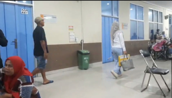 Pasien RSUD Abdul Moeloek Keluhkan Antrean Membludak dan Panas