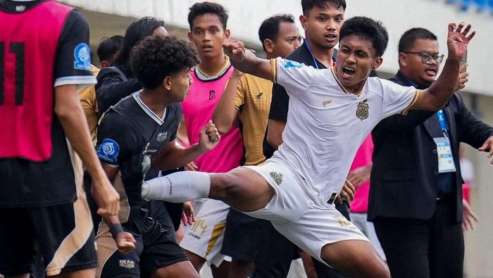 Fadly Alberto Tendang Pemain Dewa United di Laga EPA U-20