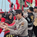 Polisi Bagikan Air untuk Buruh May Day Lampung