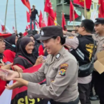 Polisi Bagikan Air untuk Buruh May Day Lampung