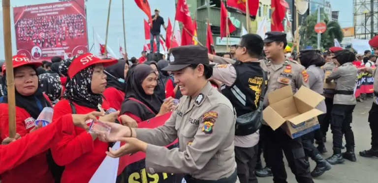 Polisi Bagikan Air untuk Buruh May Day Lampung