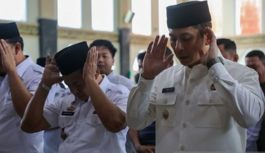 Shalat Ghaib Bupati Lamsel untuk Korban Kereta