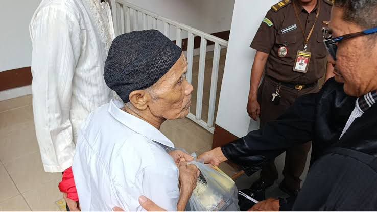 Kakek Mujiran Jalani Sidang Kasus Getah Karet BUMN