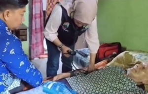 Kesehatan: Camat Jati Agung Kunjungi Warga Penderita Penyakit Kronis