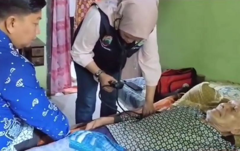Kesehatan: Camat Jati Agung Kunjungi Warga Penderita Penyakit Kronis